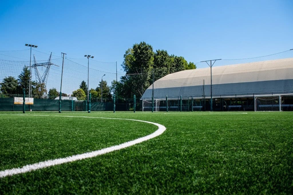 Il campo esterno in erba sintetica del Derbyteam, con le porte e i riflettori