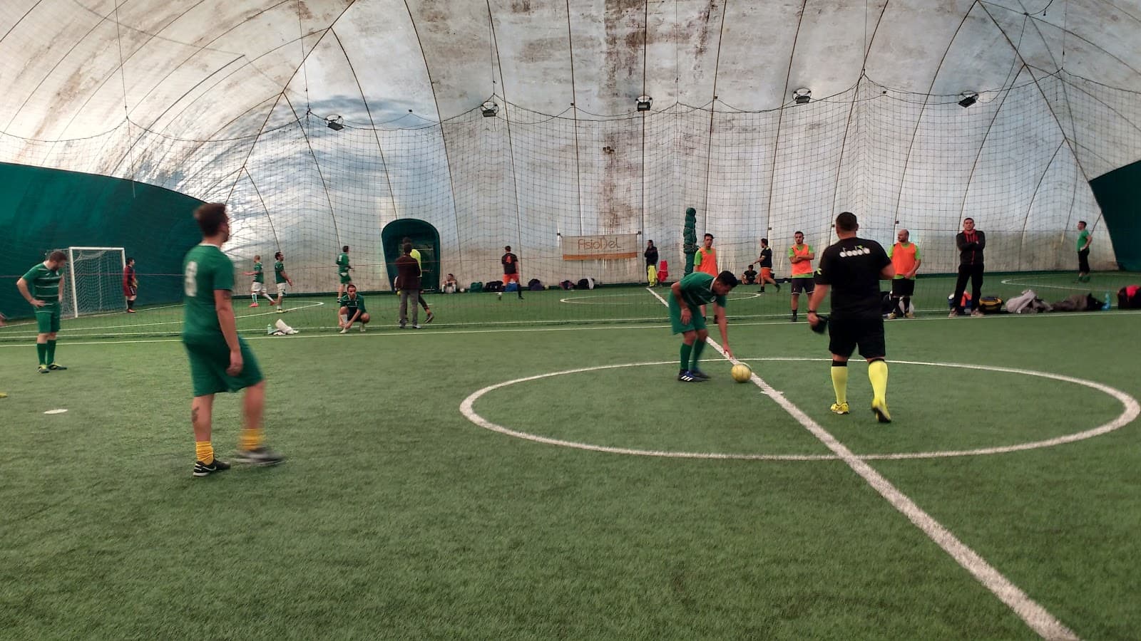 Due squadre in campo durante una partita serale al Derbyteam, sotto la copertura