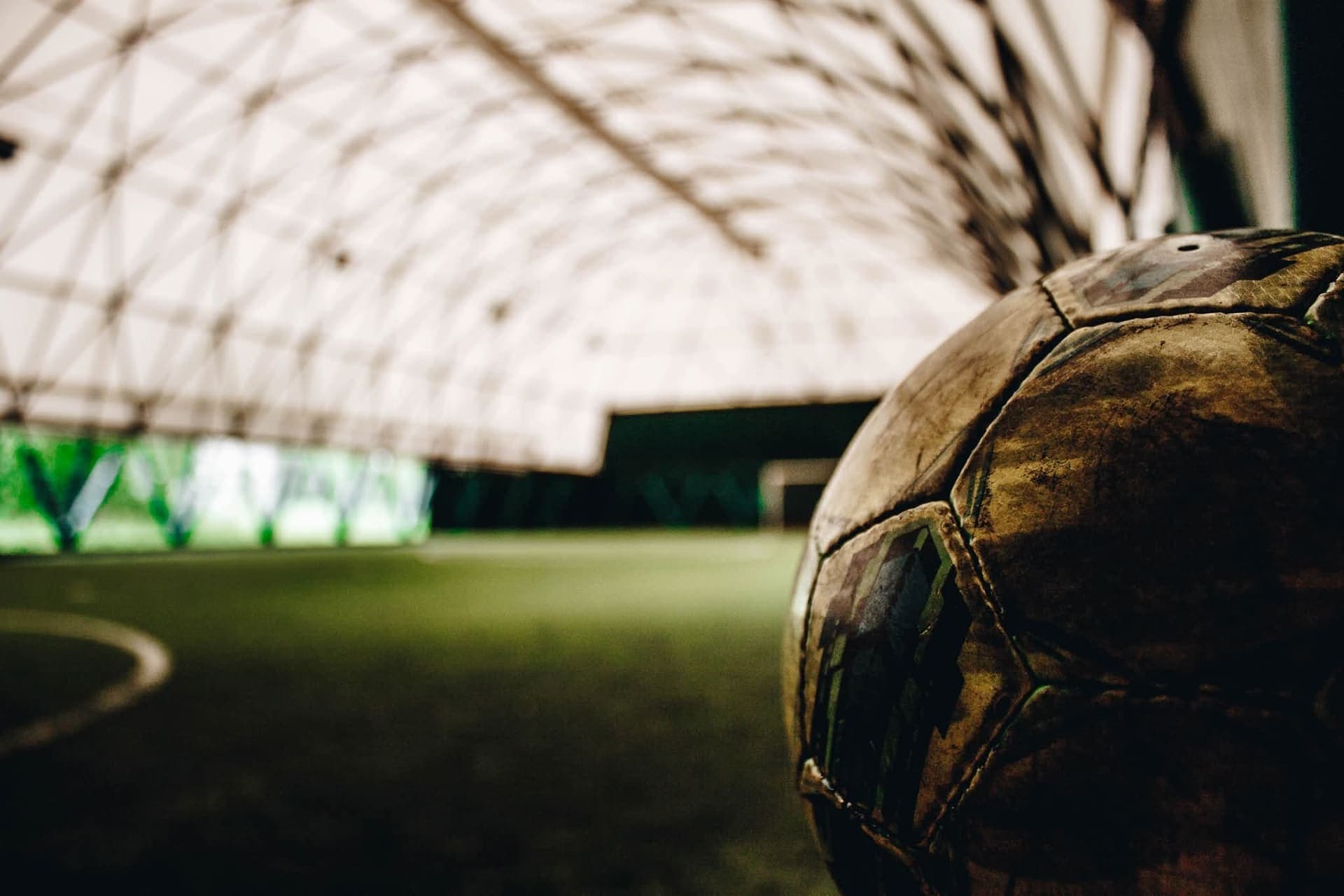 Pallone da calcio a 5 a bordo campo, sotto la copertura del Derbyteam